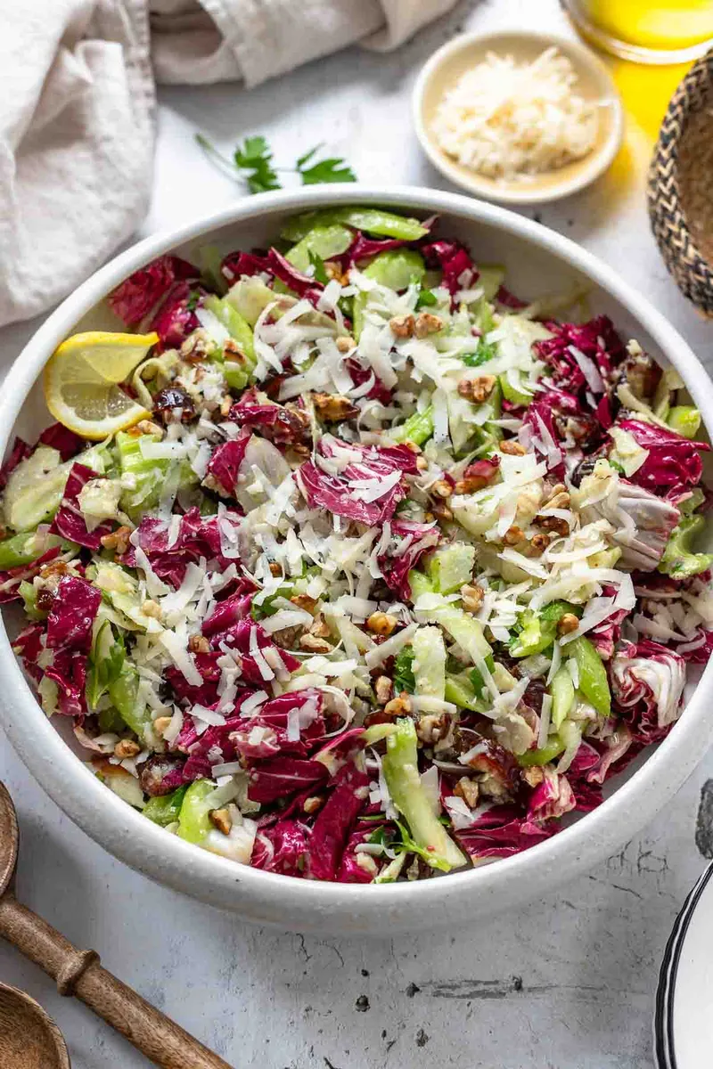 Selleriesalat mit Datteln, Parmesan und Walnüssen