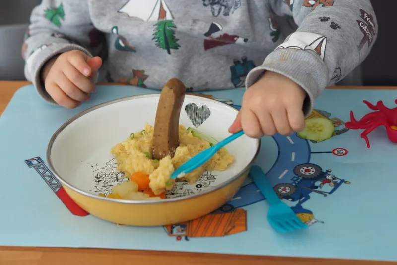Mein Kind isst nicht selbständig – und will gefüttert werden