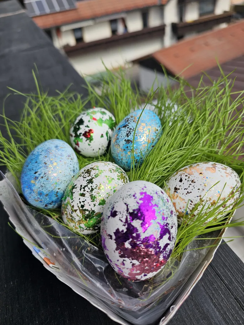 Ostereier veredeln mit Blattgold – einfache DIY-Idee mit Wow-Effekt