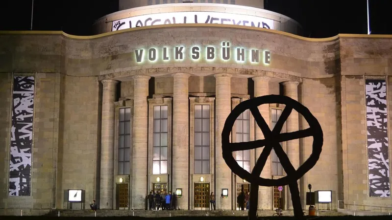 THEATER: Die Volksbühne am Rosa-Luxemburg-Platz