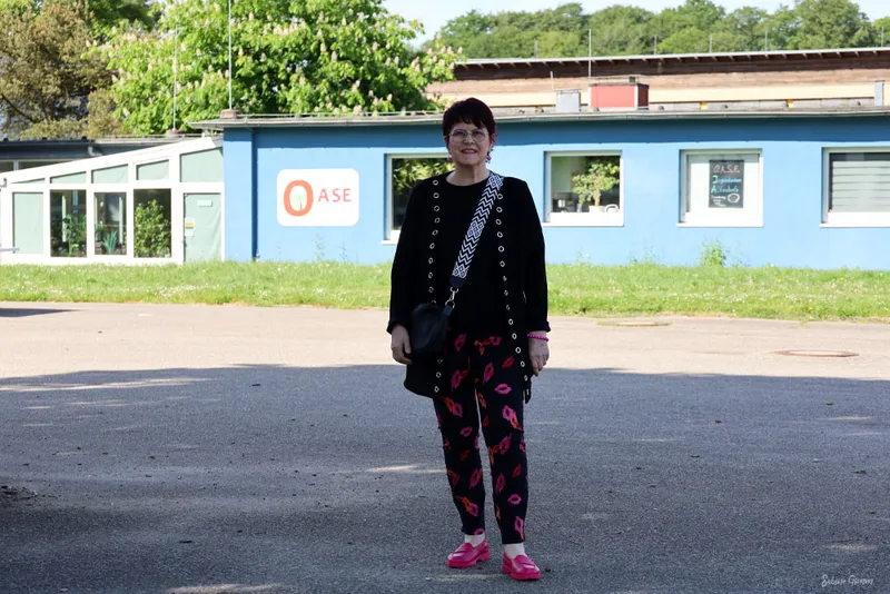 Outfit mit selbst genähter Ledertasche und scheuernden Schuhen