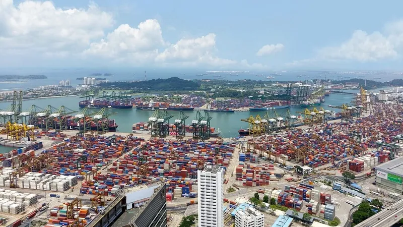Stau im Containerschiffsverkehr in Chinas Süden behindert weiterhin massiv globale Güterströme.