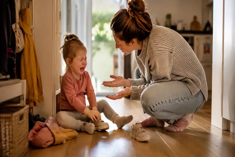 Autonomiephase bei 1- bis 3-Jährigen: Warum dein Kind manchmal gleichzeitig „Alleine!“ und „Hilf mir!“ sagt