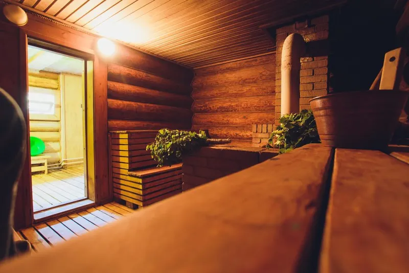 Wärme trotz Frost: Worauf es bei einer ganzjährig nutzbaren Gartensauna wirklich ankommt
