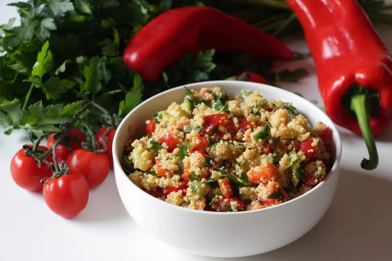 Rezept: Couscous Salat mit Paprika, Tomate und Gurke (vegan und einfach)