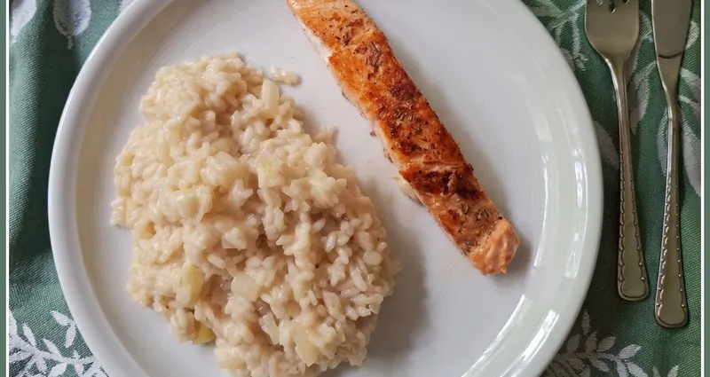 Spargelrisotto mit gebratenem Lachs