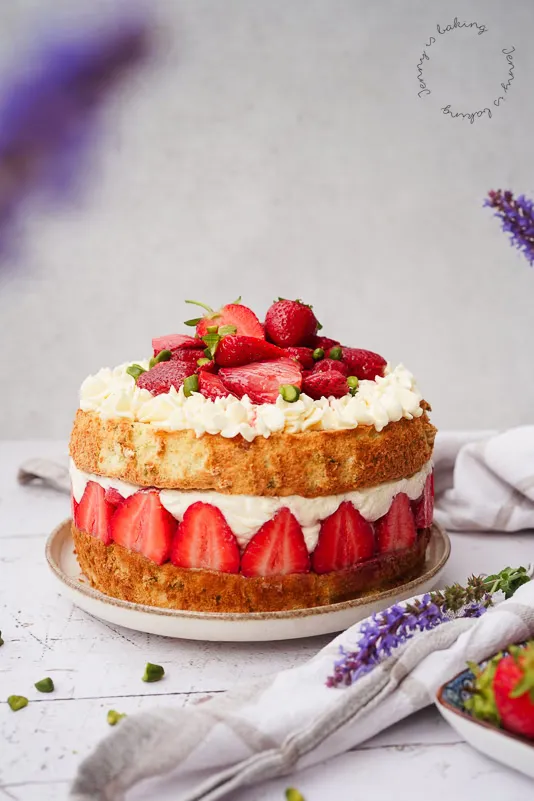 Fraisier mit gerösteten Erdbeeren und Pistazienbiskuit