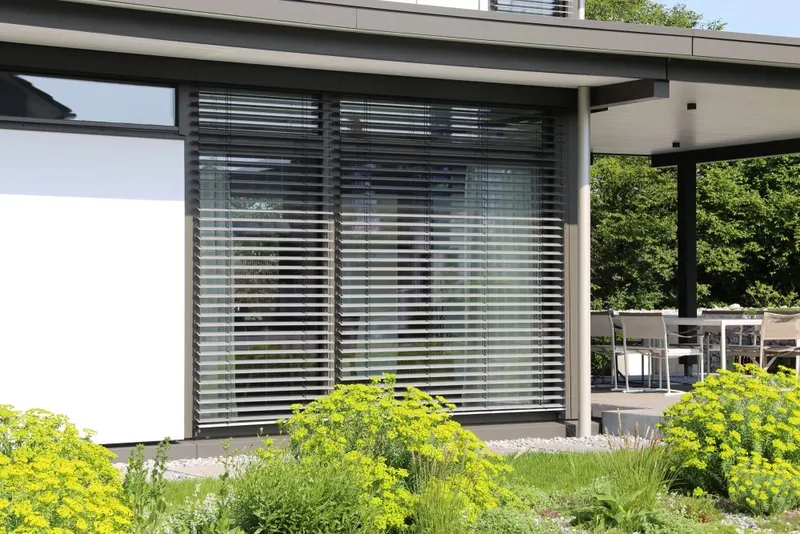 Aluminiumjalousien im Trend: Warum sie moderne Wohnräume so gut ergänzen