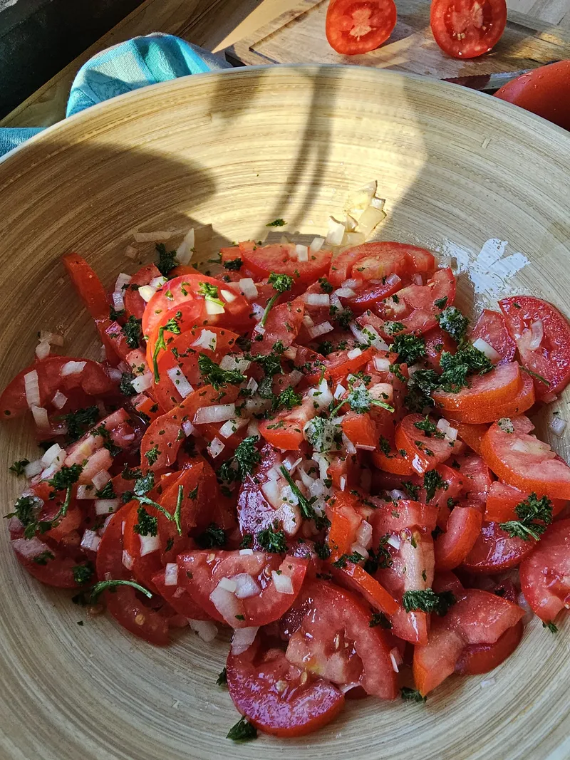 Der beste Tomatensalat wie bei Oma - einfach, aromatisch & in 10 Minuten fertig.