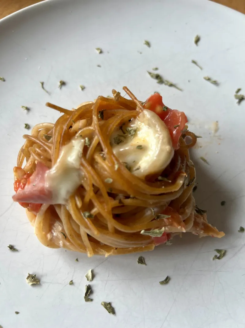 Kleine Nudelnester mit Tomate und Mozzarella