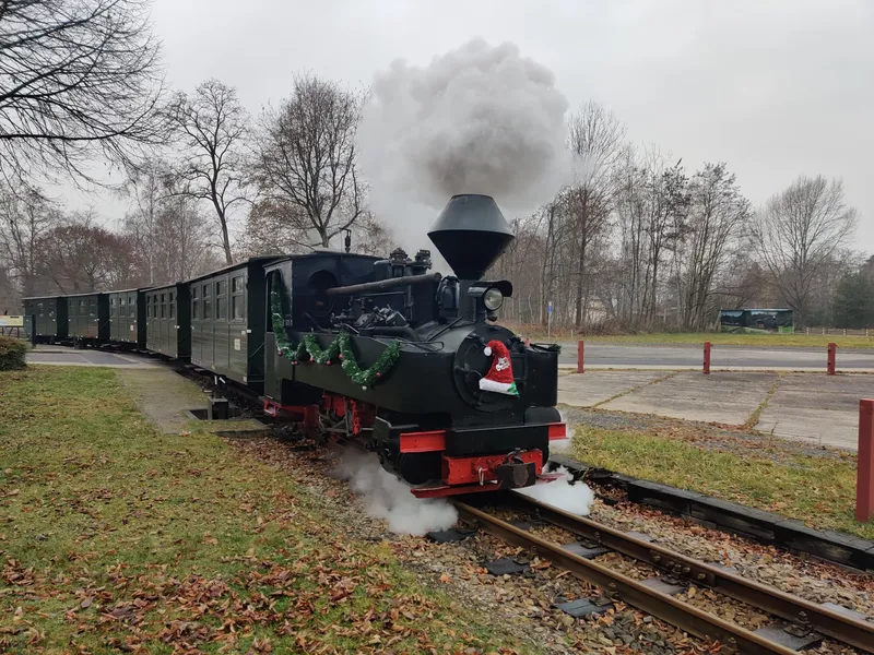 Eine Weihnachtsmannfahrt mit der Waldeisenbahn durch den romantischen Winterwald