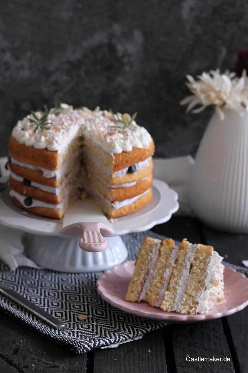 Super leckerer naked cake mit weißer Schokomousse & Heidelbeeren – weiße Schokomoussetorte