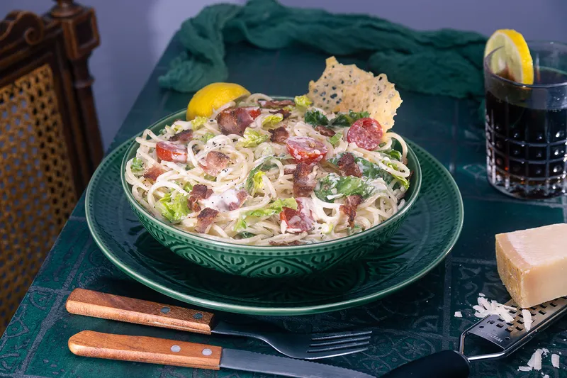 Spaghettisalat mit Bacon und knusprigen Parmesan-Chips