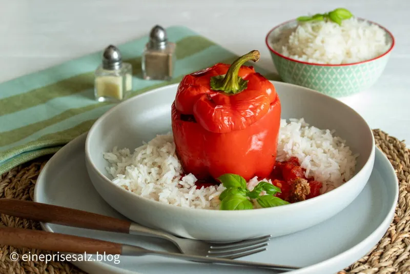 Gefüllte Paprika mit Hackfleisch – einfaches Rezept aus dem Ofen