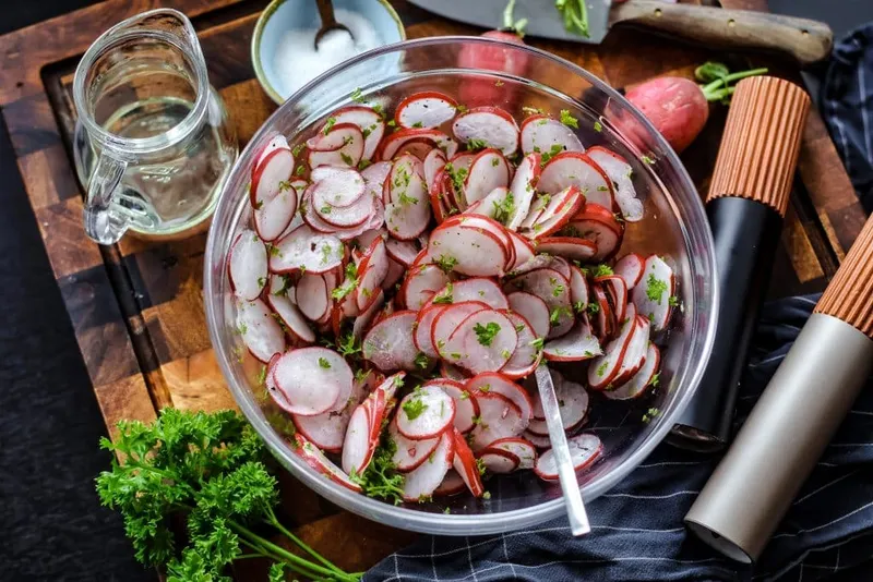 Radieschen Salat wie bei Oma – typisches DDR-Rezept