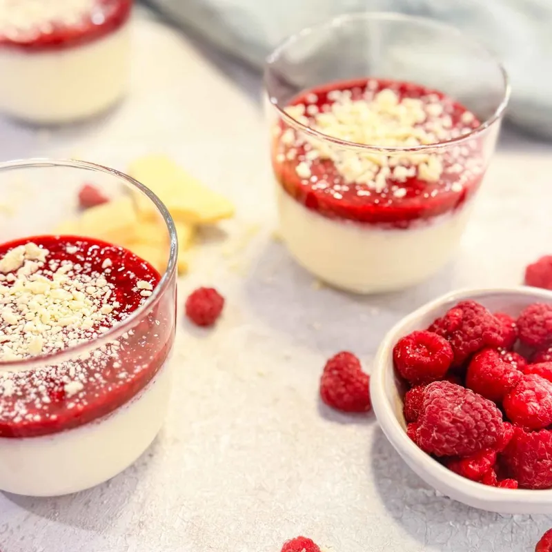 Panna Cotta im Glas (mit Himbeeren)