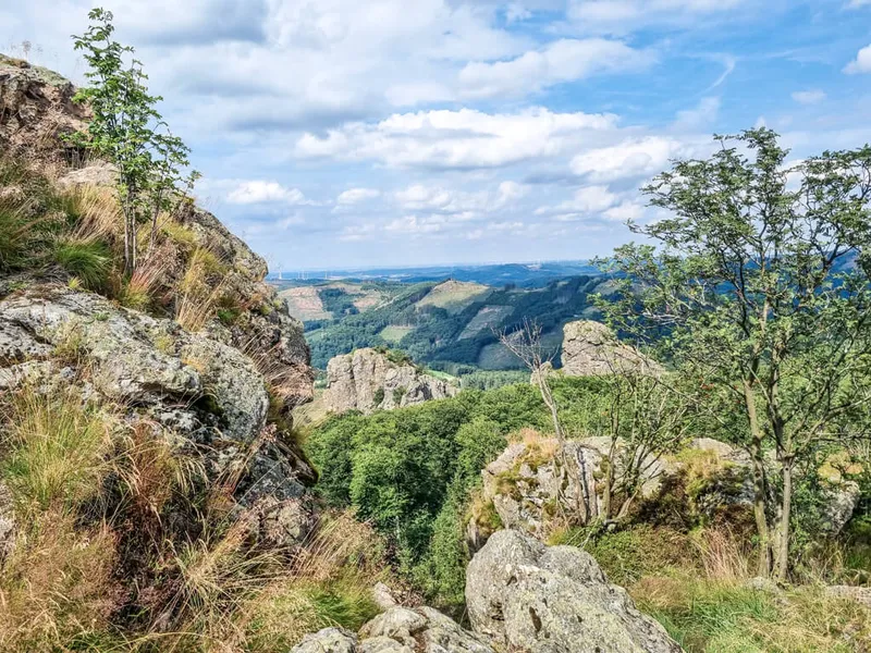 Tagesausflug nach Olsberg im Sauerland – Rundwanderung um die Bruchhauser Steine & Erlebnisweg mit Waldkugelbahn für Kinder