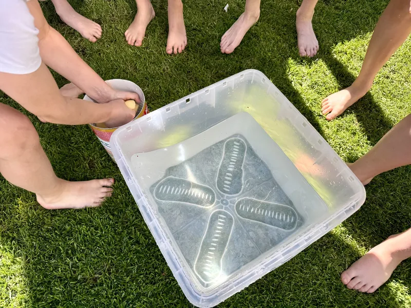 Wasserstaffel zum Kindergeburtstag: 6 coole Wasserspiele für ältere Kinder ab 10 Jahren
