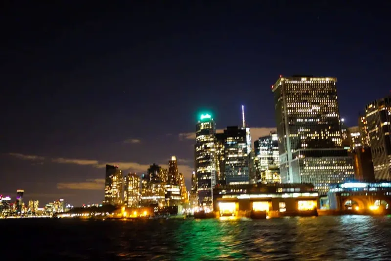 Nachts zur Freiheitsstatue: Magische Bootstouren in New York