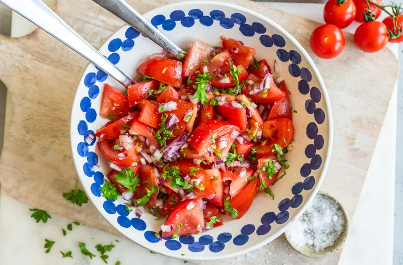 Tomatensalat wie bei Oma – Einfaches 10-Minuten-Rezept