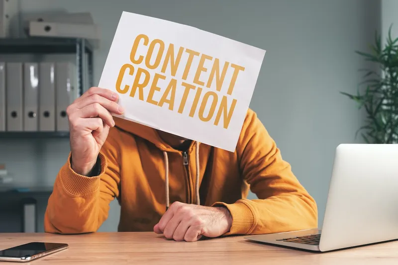 Der Algorithmus frisst die Kreativität – warum Marketing zur Kopiermaschine verkommen ist