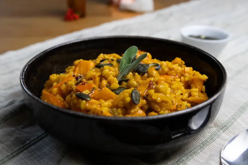 Veganes Kürbis-Risotto mit Kichererbsen