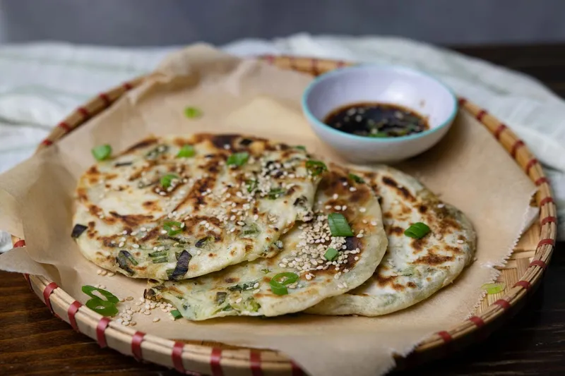 Vegane Frühlungszwiebel-Pfannkuchen