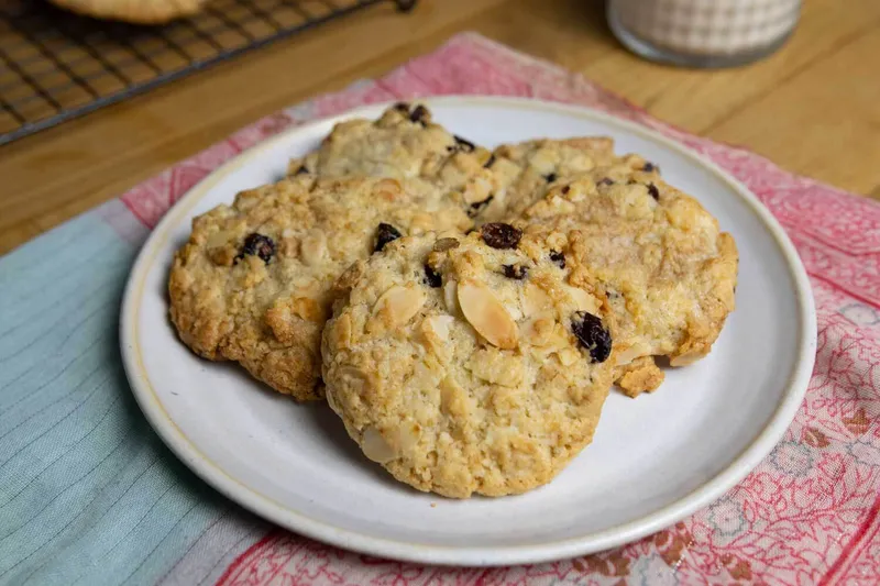 Vegane Cookies mit weißer Schokolade, Cranberries und Mandeln