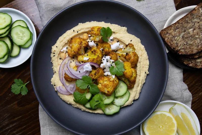 Hummus und Blumenkohl Schawarma Bowl