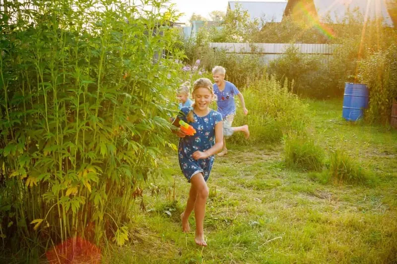 Sommerferien mit Kindern zu Hause: Ideen, Struktur und weniger Stress