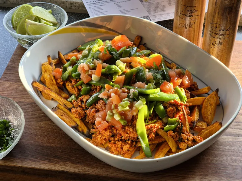 Süßkartoffeln mit würziger Tofu-„Hacksauce“ & fruchtiger Tomatensalsa ~ ein Marley-Spoon-Rezept mit Suchtfaktor